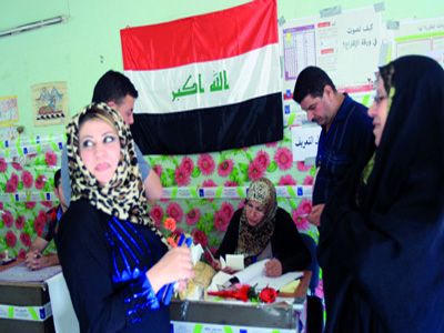 العراقيون يدلون بأصواتهم 