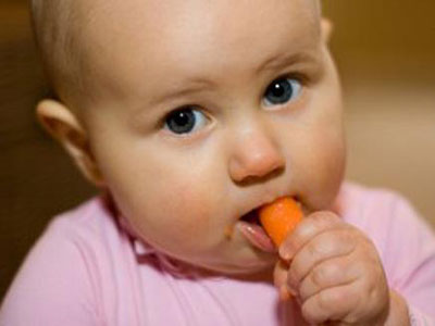  	تناول الرضع للطعام الصلب يعرضهم للخطر 