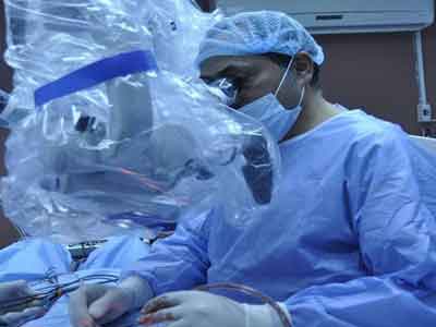 عملية جراحية لطفل مصاب بالشلل بمصحة أنوار السلام بطرابلس 