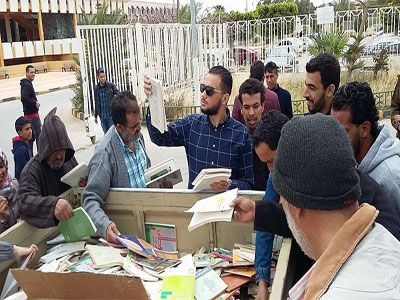 مكتب الثقافة بنغازي توزيع كتب بالمجان على أهالي المدينة