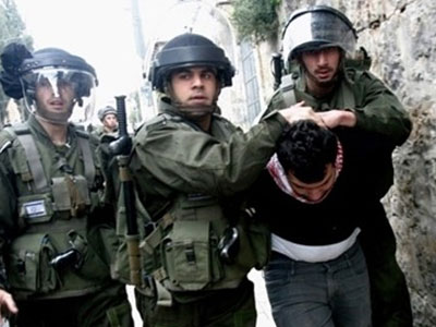 قوات الاحتلال الصهيوني تعتقل فلسطينيين وينصب حاجزا عسكريا على مدخل الفوار 