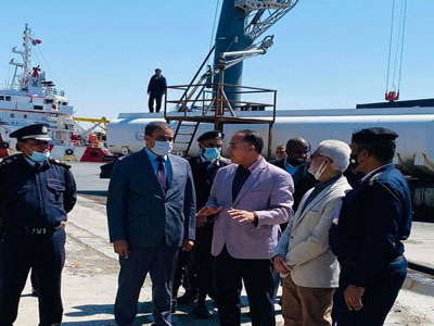 وزير المواصلات يتابع سير العمل بميناء طرابلس البحري وحركة تفريغ السفن 