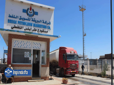شركة البريقة تشرع في توزيع البنزين من مستودع طرابلس النفطي بعد صيانة خطوط الامداد