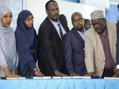 النواب الصوماليون يؤدون اليمين بعد انتخابات سادتها الفوضى  
