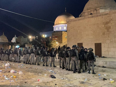 قوات الاحتلال الصهيوني تعتدي على المصلين في المسجد الأقصى المبارك
