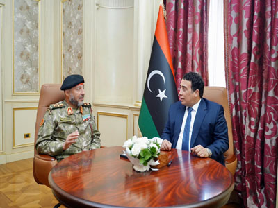 الحداد يقدم لرئيس المجلس الرئاسي إحاطة شاملة حول الوضع الأمني والعسكري بمنفذ رأس اجدير 