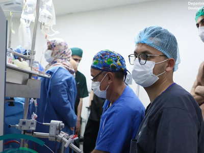 فريق طبي أمريكي يطلق ورشة عمل حول إجراء العمليات الجراحية للأطفال وحديثي الولادة بمركز زليتن الطبي  