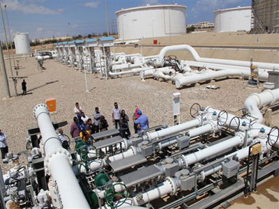 سير عمليات شحن النفط الخام لميناء الزاوية النفطي 