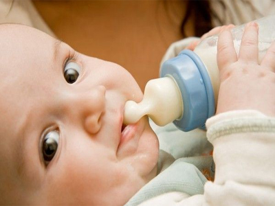 وضعية الطفل مهمة في الرضاعة الاصطناعية.. إحرصي عليها! 