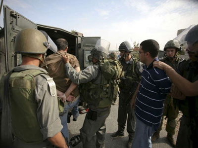 قوات الاحتلال تعتقل 14 فلسطينيا في الضفة الغربية