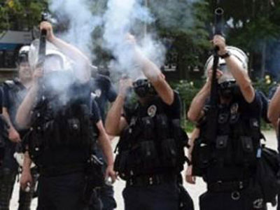الشرطة الامريكية تطلق الغاز المسيل للدموع على متظاهرين في مدينة فرغسن