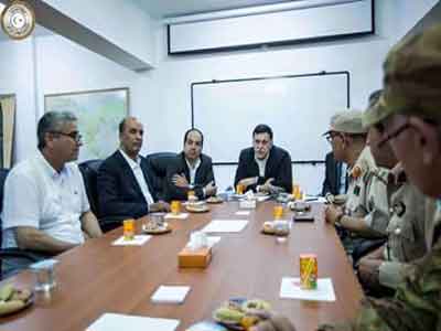 رئيس وأعضاء المجلس الرئاسي يقومون بزيارة ميدانية لغرفة عمليات قوات البنيان المرصوص  