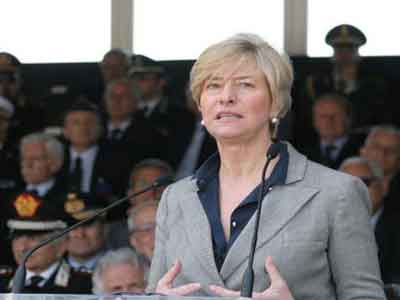 وزيرة الدفاع الإيطالية روبرتا بينوتي 