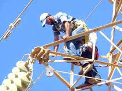 الشركة العامة للكهرباء تنهي صيانة وتوصيل خط أوباري العوينات