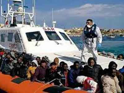 قائد خفر السواحل الإيطالي: لا استبعد وقوف داعش وراء تدفقات الهجرة 
