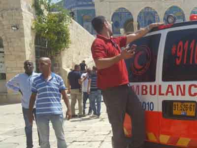 الهلال الاحمر الفلسطيني اصابة 15 داخل باحات المسجد الاقصى بعد اقتحام مستوطنين لباحاته