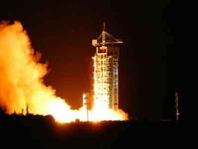 إطلاق صاروخ يحمل القمر الصناعي موزي في صحراء غوبي 
