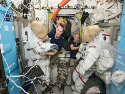 الرائدان جيف وليامز وكايت روبنز في محطة الفضاء الدولية