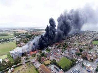 النيران تلتهم مدرسة في سكسس جنوبي إنجلترا