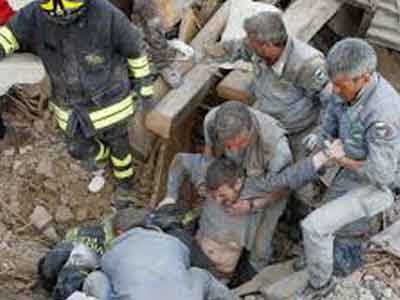 ارتفاع حصيلة الزلزال الذي ضرب وسط إيطاليا إلى 247 قتيلا 