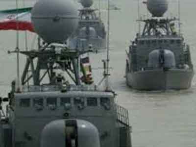 سفن إيرانية تعترض مدمرة أمريكية حول مضيق هرمز 