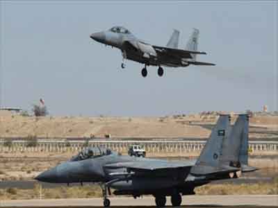 مقاتلة اف-15 سعودية تحط في قاعدة خميس مشيط