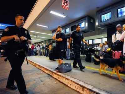 السلطات الأمريكية تغلق جزء من مطار لوس أنجليس للتحقيق في إطلاق نار محتمل 