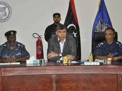 وزير الداخلية يناقش سير العمل بالإدارة العامة للأمن المركزي 