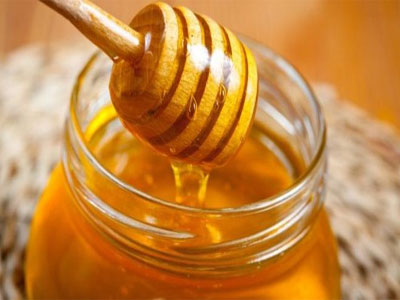 العسل علاج أولي فعال لغالبية الذين يعانون من السعال