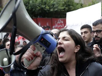 محتجون لبنانيون يقتحمون مقر وزارتي الاقتصاد والبيئة 