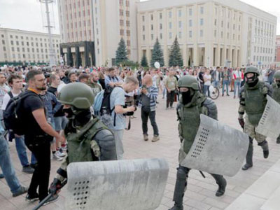 روسيا البيضاء تفرج عن آلاف المحتجزين لتهدئة الاحتجاجات 