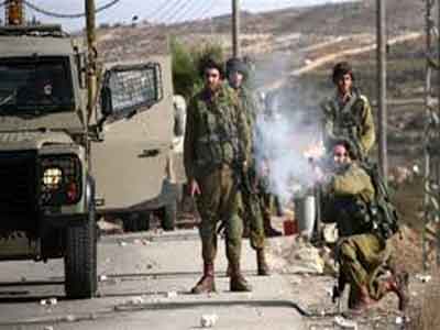 الاحتلال يصيب 3 شبان فلسطينيين بالرصاص الحي ويعتقل أحدهم في قرية دير أبو مشعل غرب رام الله 