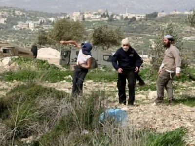 اصابة عدد من الفلسطينيين بعد الاعتداء عليهم من قبل مستوطنين صهاينة 