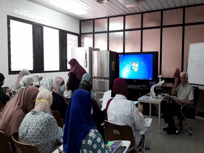 طبيب زائر من ايرلندا يقيم دورة لأطباء علم الأمراض بالمستشفى الجامعي طرابلس والمستشفيات التعليمية بالمنطقة الغربية