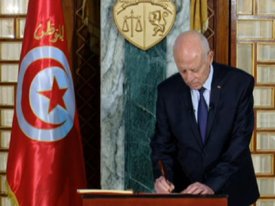 الرئيس التونسي، قيس سعيّد، يصادق على الدستور الجديد 