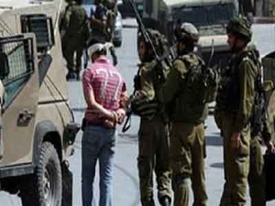  	قوات الاحتلال تعتقل ثلاثة فلسطينيين بالضفة الغربية