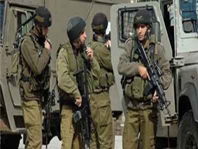   	قوات الاحتلال تعتقل ثلاثة فلسطينيين 