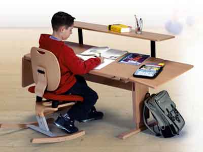 حتى يقوم الطفل بتأدية واجباته المدرسية على نحو سليم ,فإنه يحتاج لمقعد قابل لتعديل مستوى ارتفاعه مع مكتب بغرفته