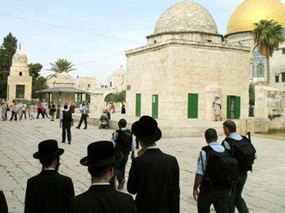 مستوطنون اسرائيليون يقتحمون باحات المسجد الأقصى 