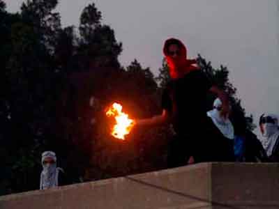 مواجهات بين الشرطة وطلاب اشعلوا النيران في مبني جامعة الازهر
