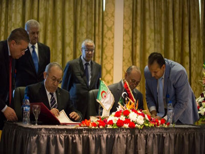 ليبيا والجزائر يوقعان اتفاقيات تعاون 