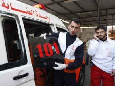 مصادر طبية فلسطينية : قوات الاحتلال تتعمد استهداف الطواقم الطبية وسيارات الإسعاف 