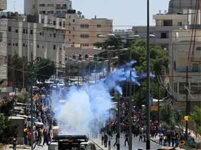 قوات الاحتلال تقمع مسيرة سلمية على المدخل الشمالي لمدينة البيرة 