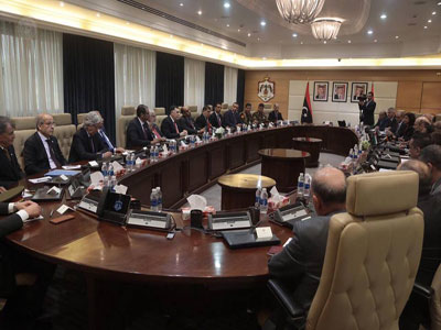 رئيس المجلس الرئاسي يعقد جلسة محادثات مع رئيس الوزراء الأردني 