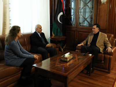 رئيس المجلس الرئاسي يجتمع مع رئيس بعثة الامم المتحدة ونائبته 