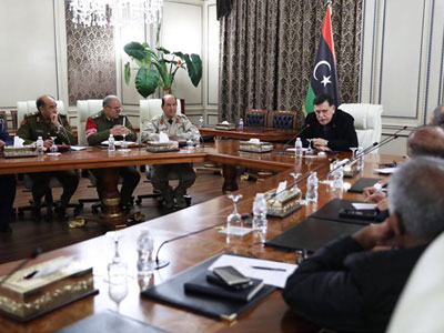رئيس المجلس الرئاسي يبحث مع القيادات العسكرية والأمنية مستجدات الترتيبات الأمنية