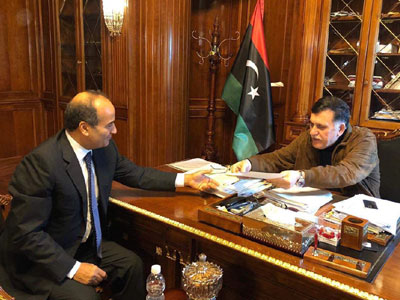 رئيس المجلس الرئاسي يسلم السفير الليبي لدى الاتحاد الأوروبي أوراق اعتماده  