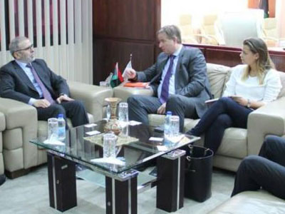 رئيس مؤسسة النفط يبحث مع السفير الهولندي لدى ليبيا، سبل التعاون المشترك في قطاع الطاقة 