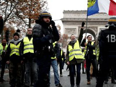 فرنسا قتيل عاشر خلال احتجاج السترات الصفراء 