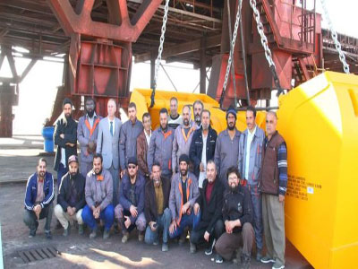 عاملو الشركة الليبية للحديد والصلب يحتفلون باعادة تشغيل جهاز تعبئة وتفريغ السفن 